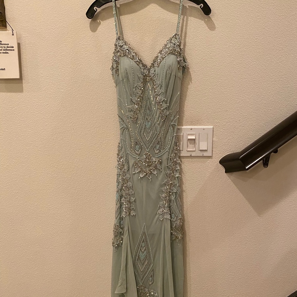 Sue Wong silk beaded seafoam green dress size 2. Comes with wrap.